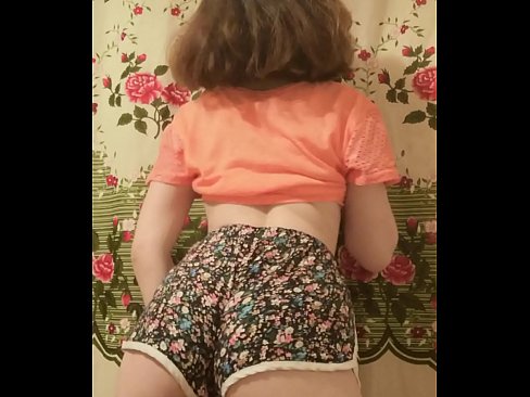 ❤️ Giovane pupa sexy fa uno striptease riprendendo i suoi pantaloncini alla telecamera Pornoal it.pornolemon.ru ❌️❤